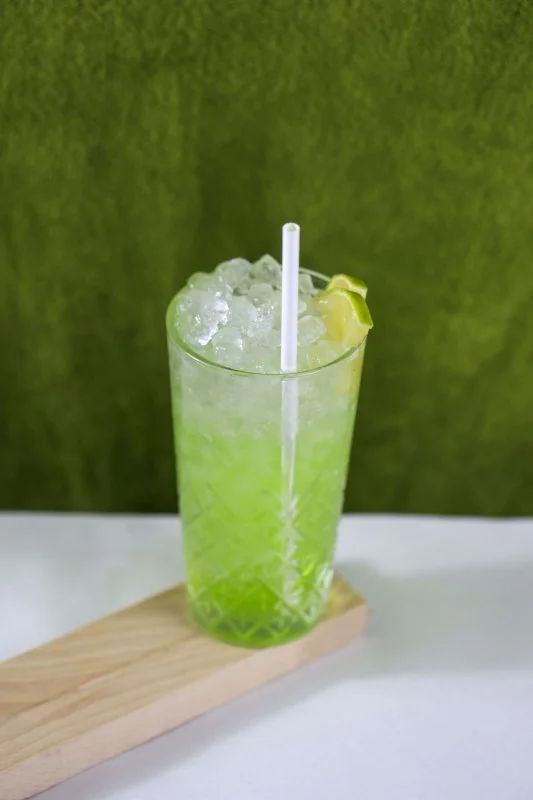 elegancki koktajl na wesele otoczony akcesoriami do miksologii