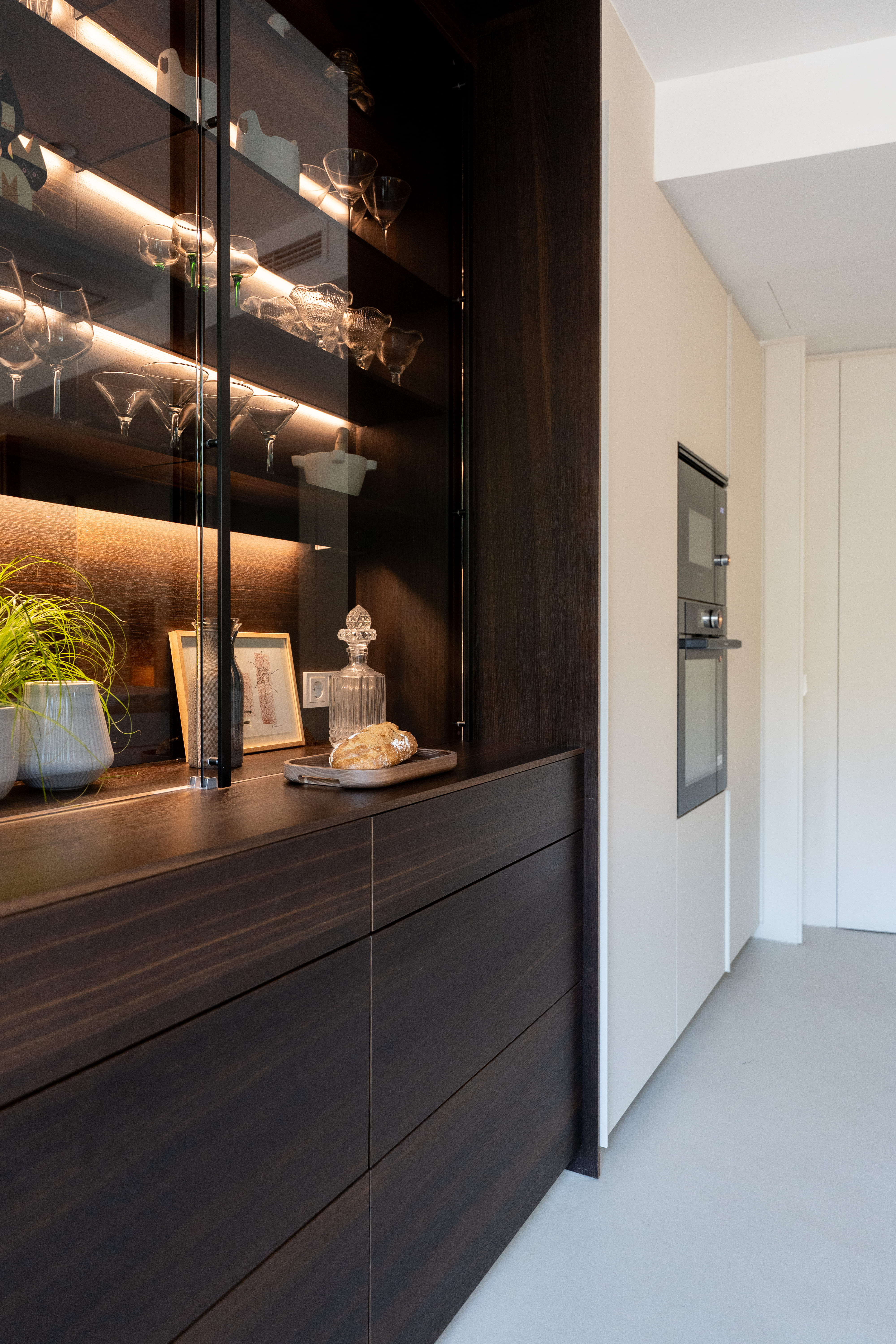 Cocina Santos con armarios acristalados y encimeras de mármol