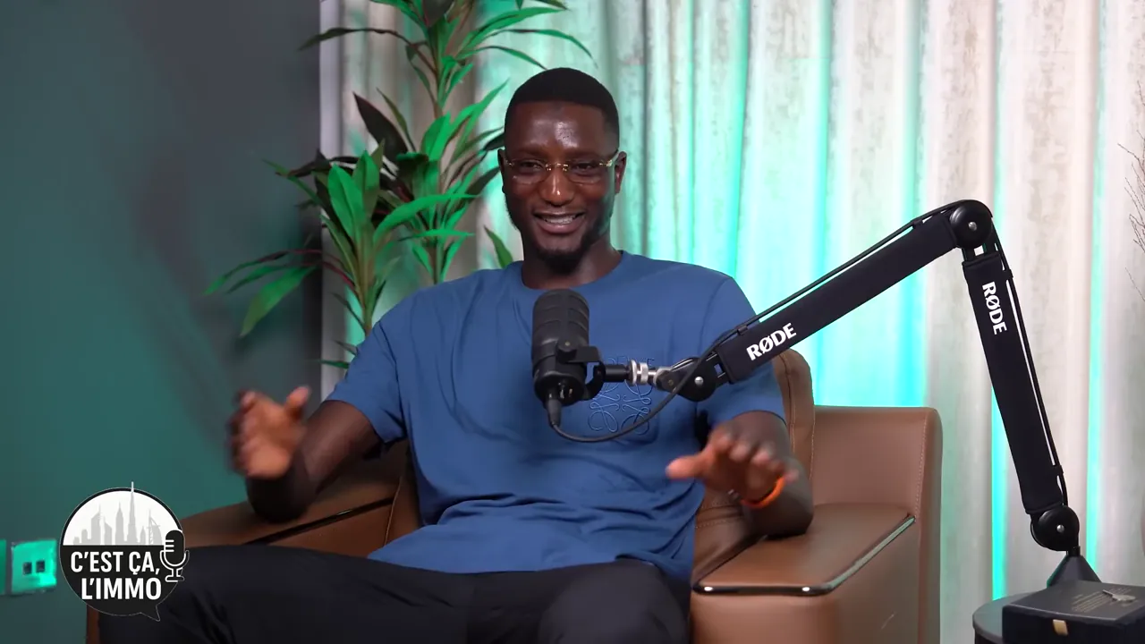 Serhou Guirassy sourit et ouvre les mains dans l’interview C’est ça, l’immo, au moment où il dit être pour l’instant plus dans l’immobilier