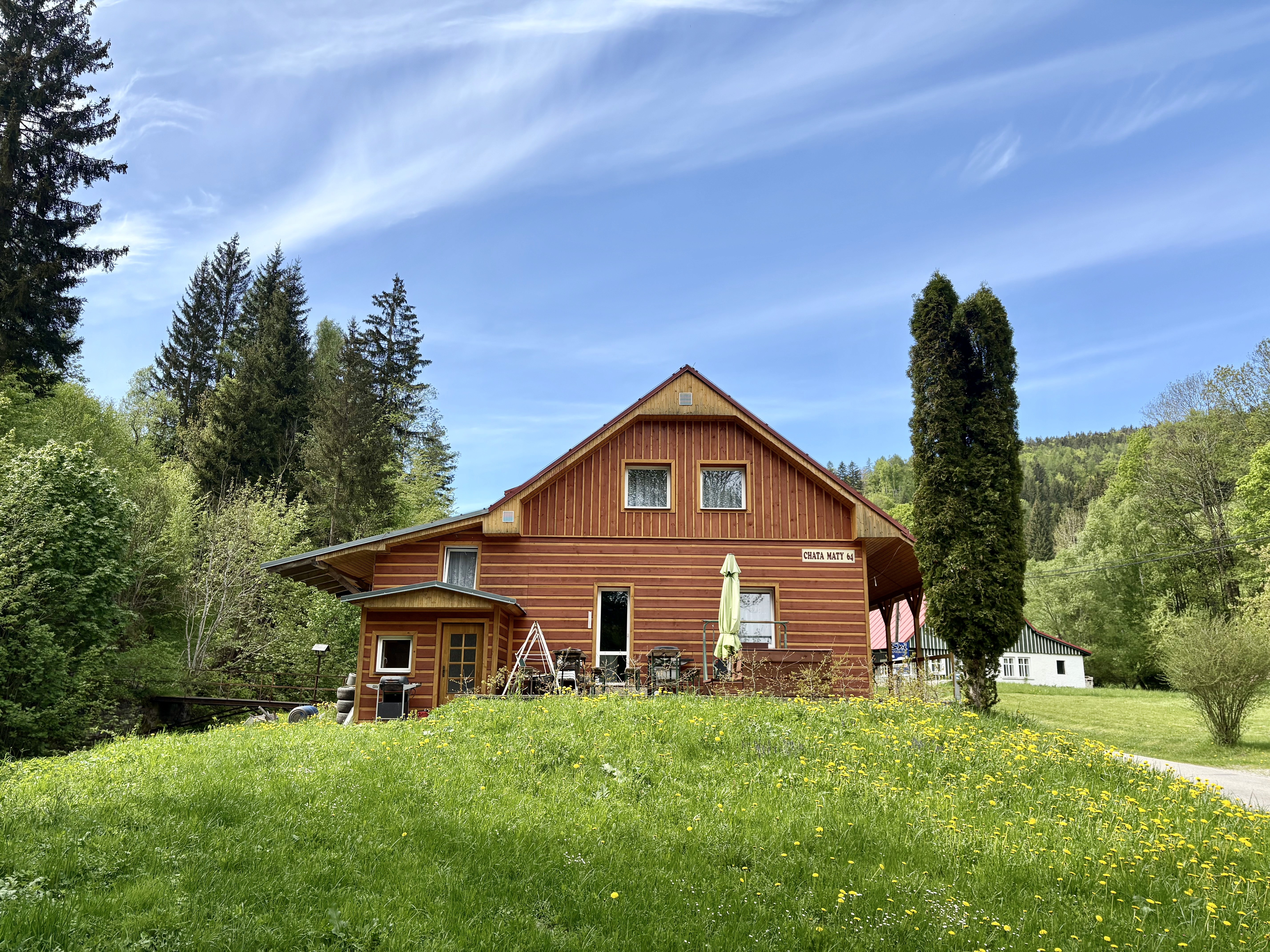 Image of chalet next to mountains