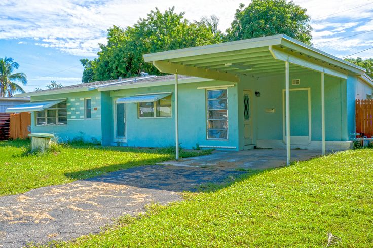 Florida house old and showing it's age, in need of repairs