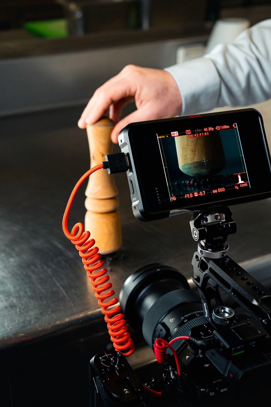 Tournage d’un plan macro sur un moulin à poivre en cuisine professionnelle.
