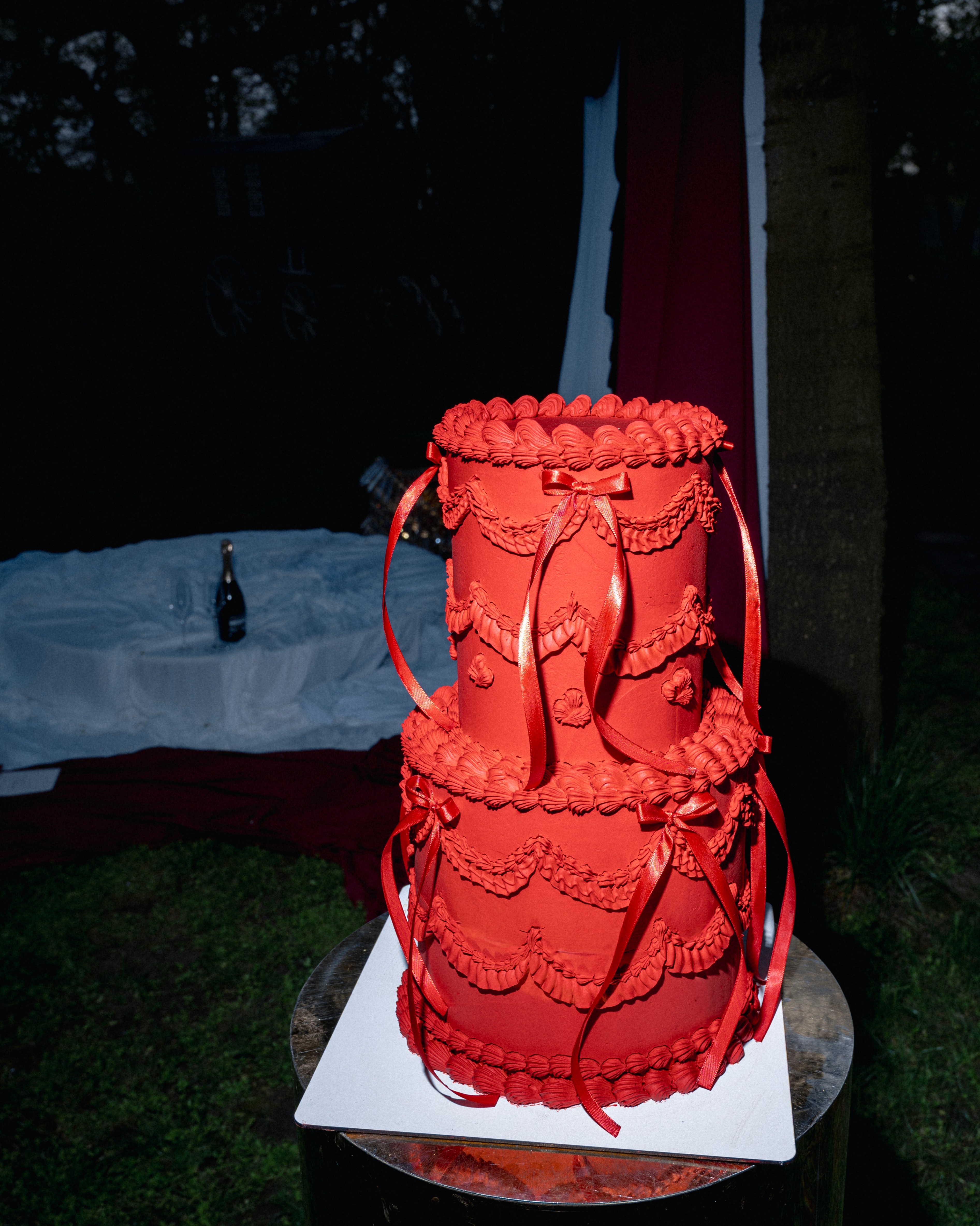tort de nuntă roșu, design statement, fotografie de eveniment artistică