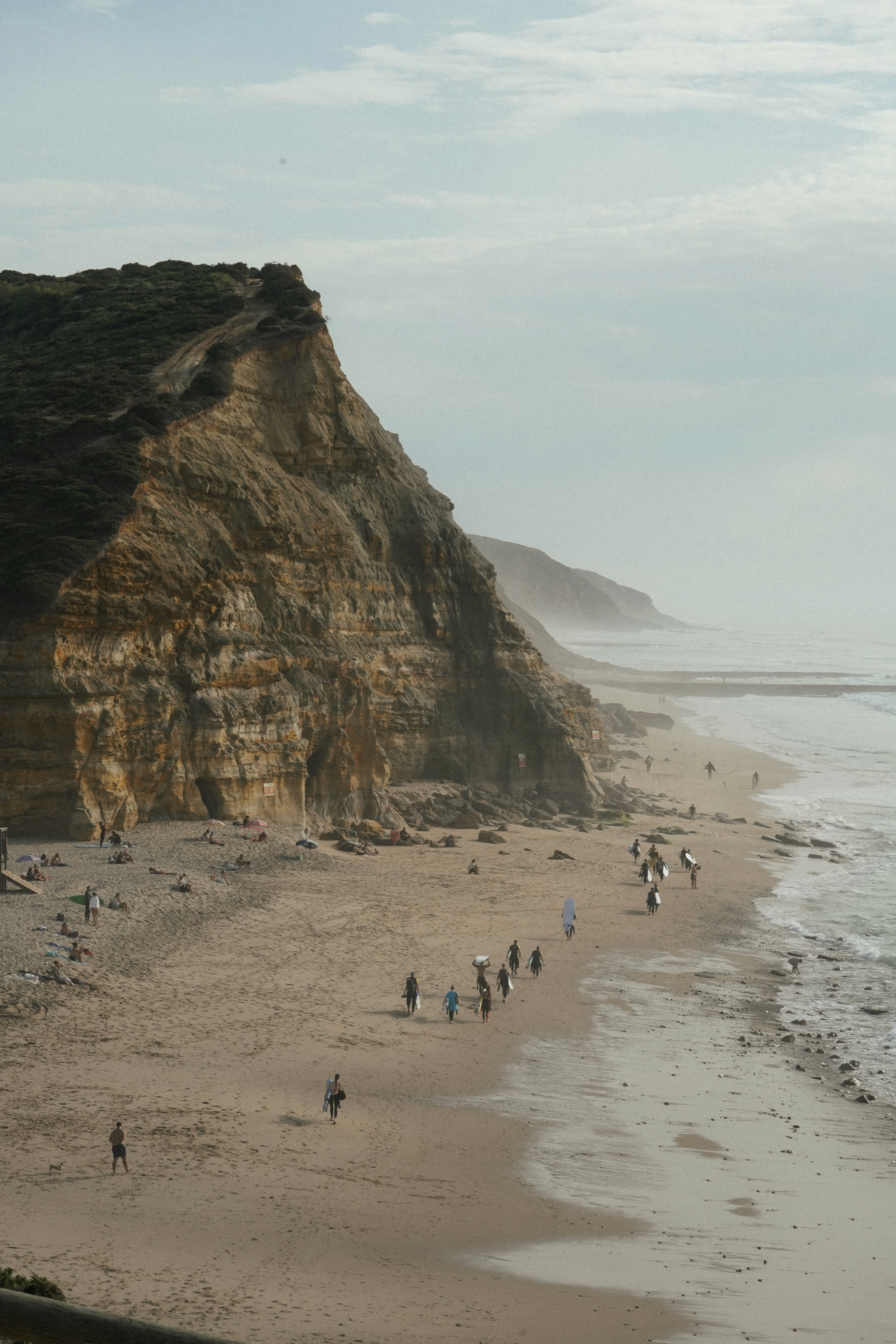Playa con acantilado y rocas