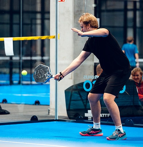 Antti Kampman padel-kentällä