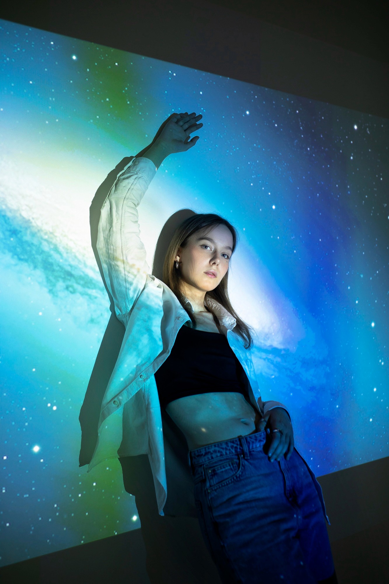 沉浸式體驗開幕將賓客帶入主題裝置與互動空間，讓走進展場的瞬間就是品牌敘事的開始 Immersive exhibition opening with guests walking through interactive installations where the space itself delivers the brand story 沉浸式展覽開幕 體驗式策展 品牌互動裝置