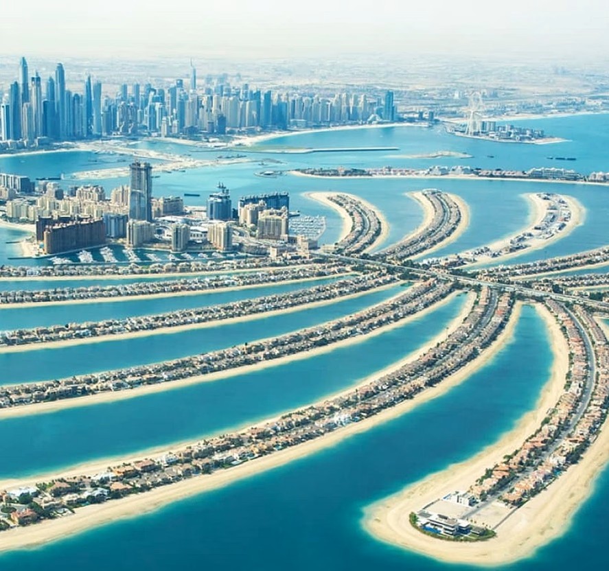 Panoramablick auf die Palm Jumeirah Insel mit luxuriösen Villen und türkisfarbenem Wasser.