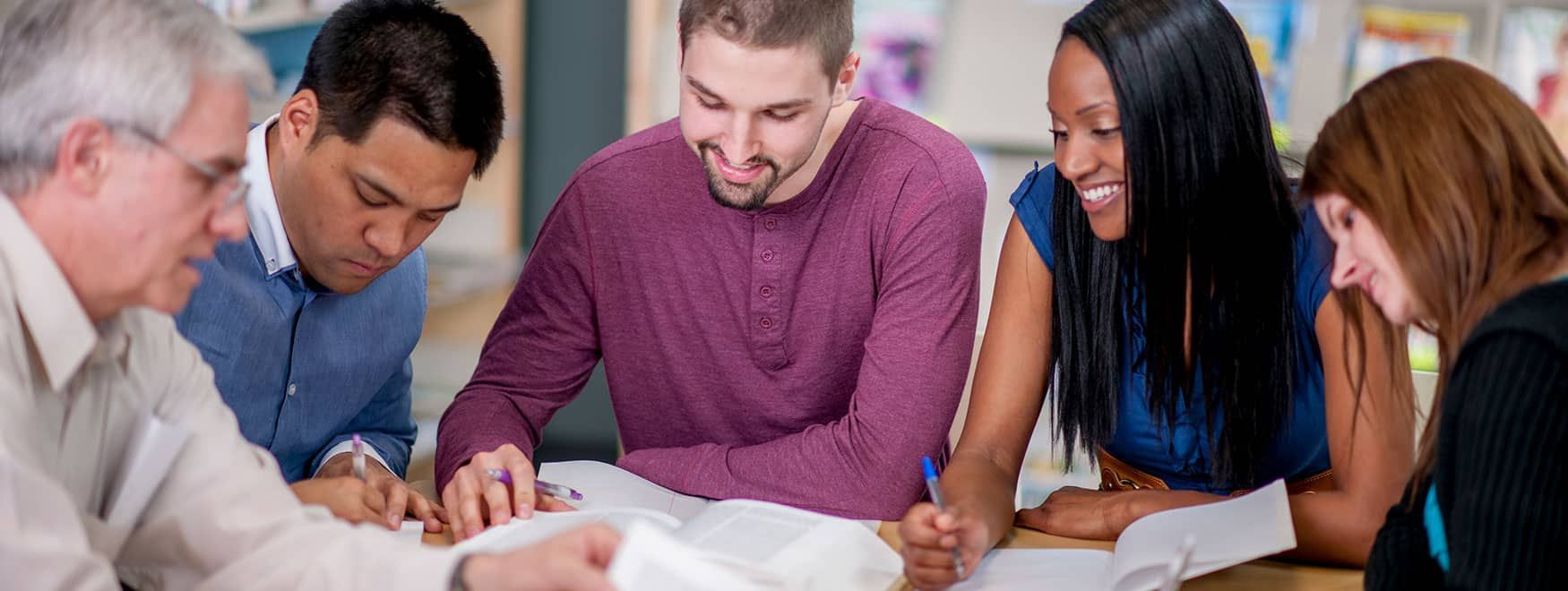 man with friends - Best Online French Course