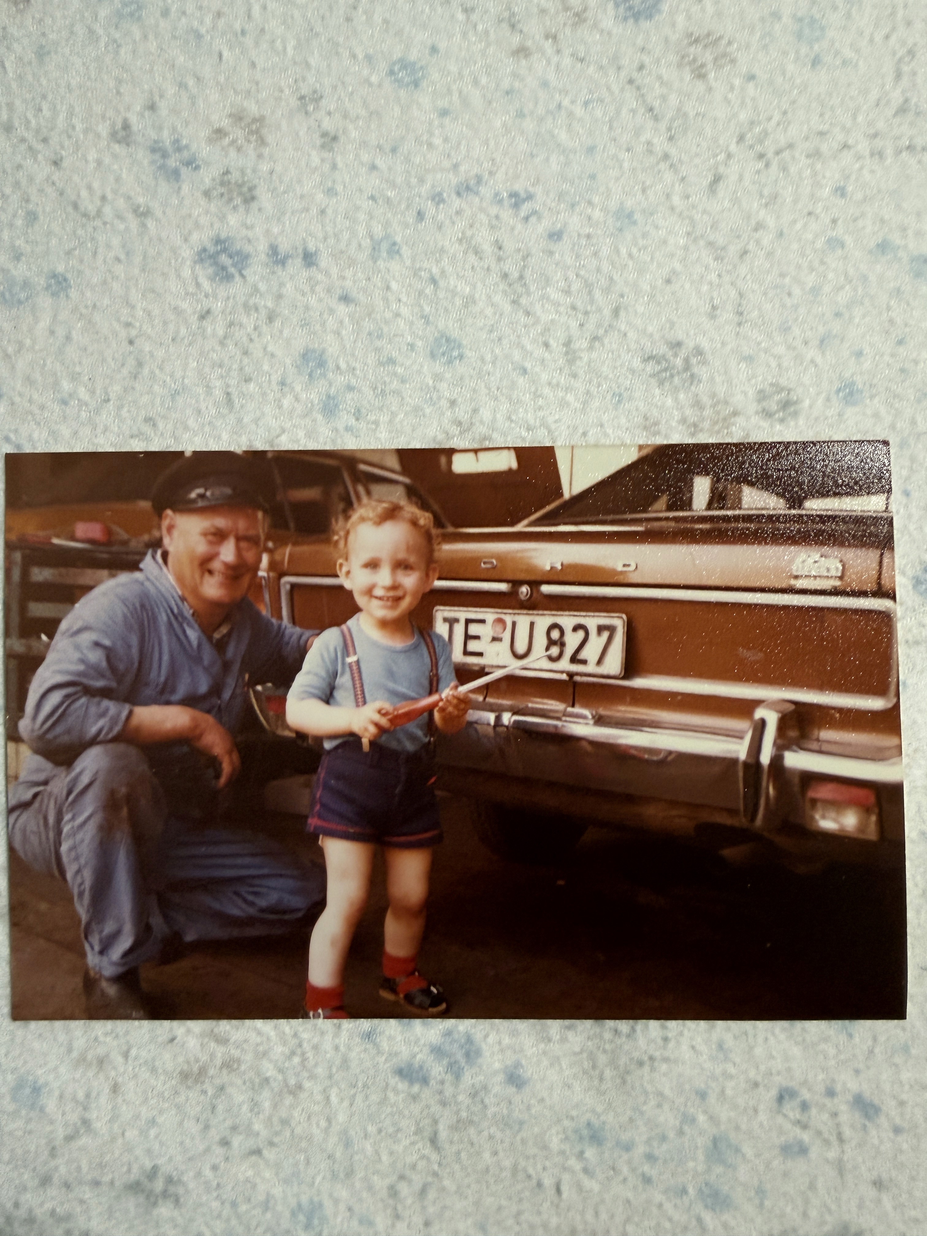 Carlo Jesse als Kind mit seinem Großvater im Umfeld des Familienunternehmens