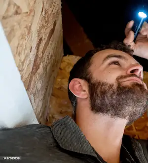 valentino raffaele ispeziona una zona del bagno