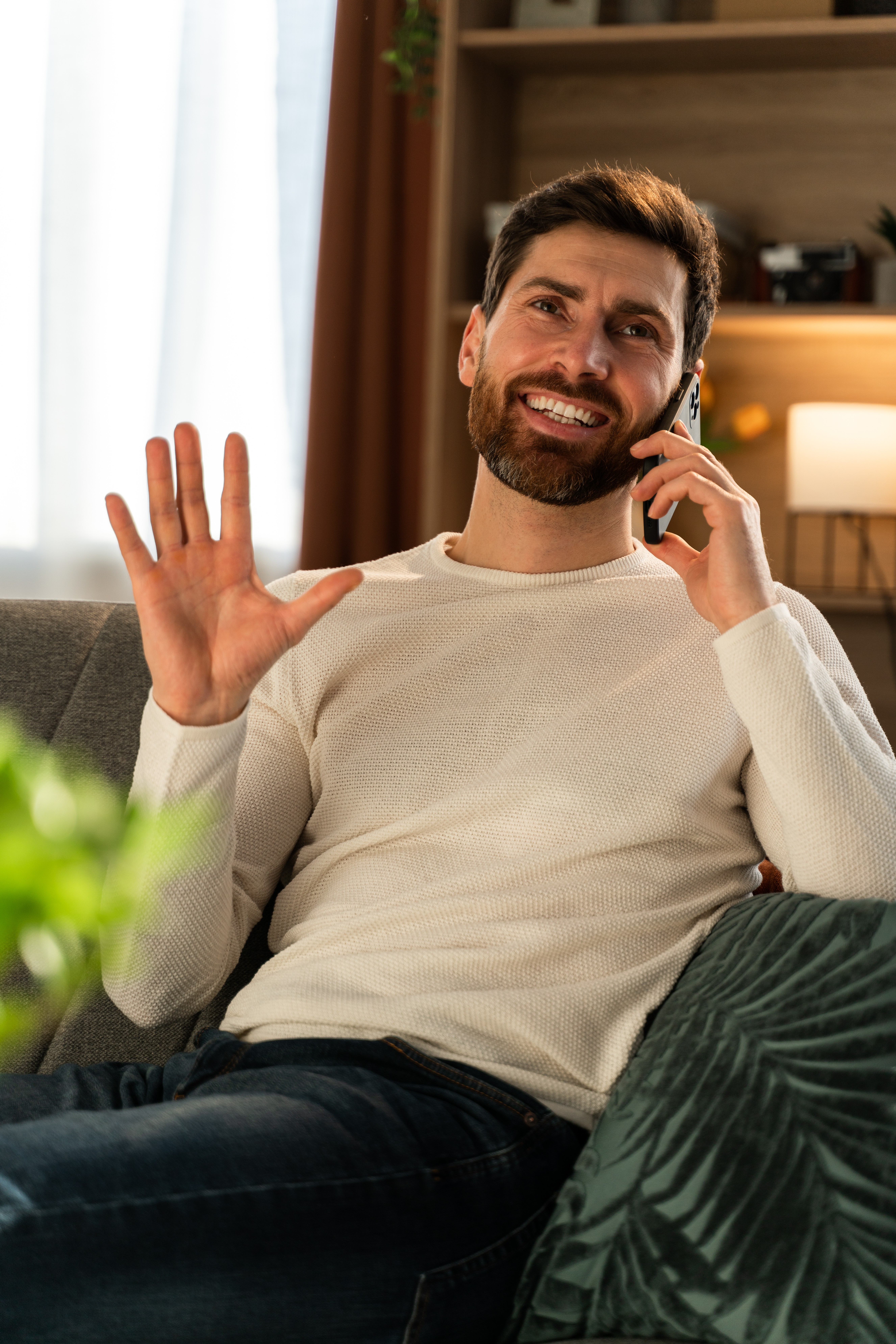 Homme au téléphone qui vient d'apprendre que son véhicule vient d'être vendu par la fleur de l'auto