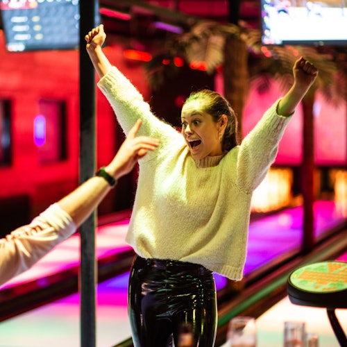 我只是来打保龄球和享受美好时光的，不是为了赢。

好吧，也许是为了赢一点点。