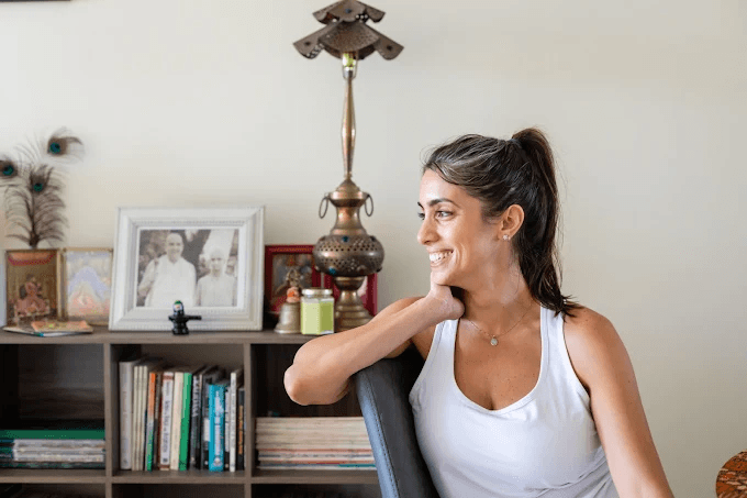 Sri Sudarshan performing sound therapy