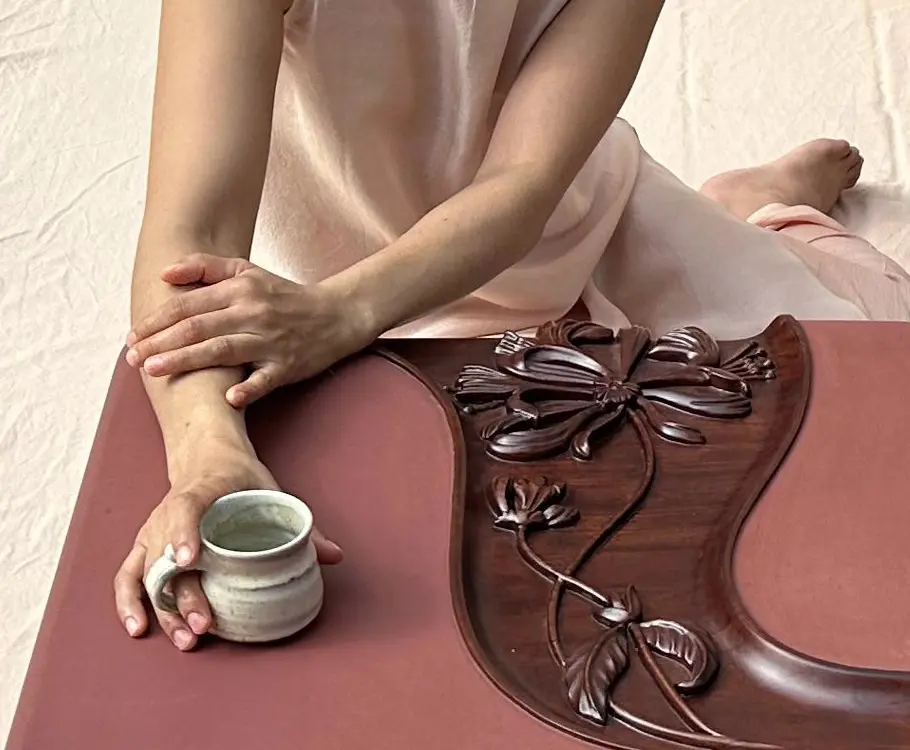 The Conversation Table - Top view with a person holding a cup on it