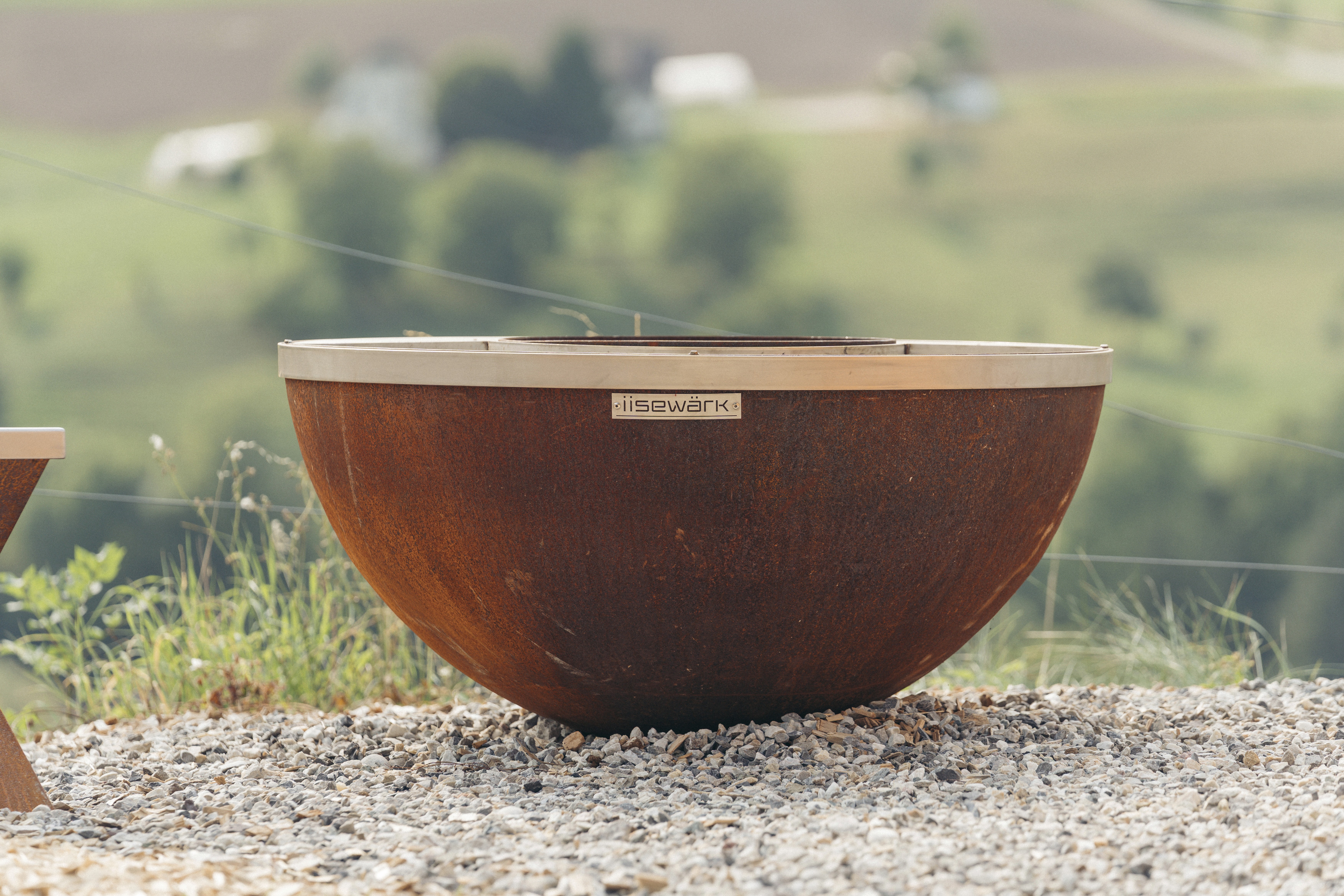 Fleisch- und Gemüsespieße, die auf einem Holzkohlegrill gegrillt werden, während im Hintergrund Rauch aufsteigt.