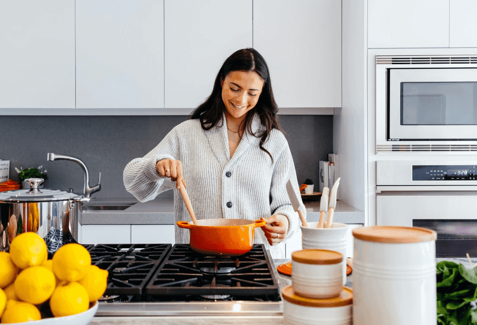 Women in the kitchen cooking