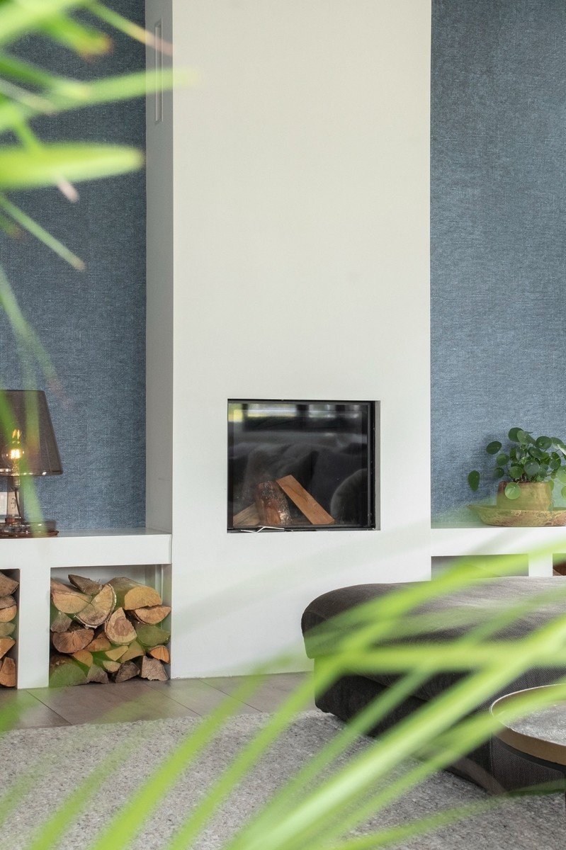strakke open haard met behang erachter in jeans blauw 