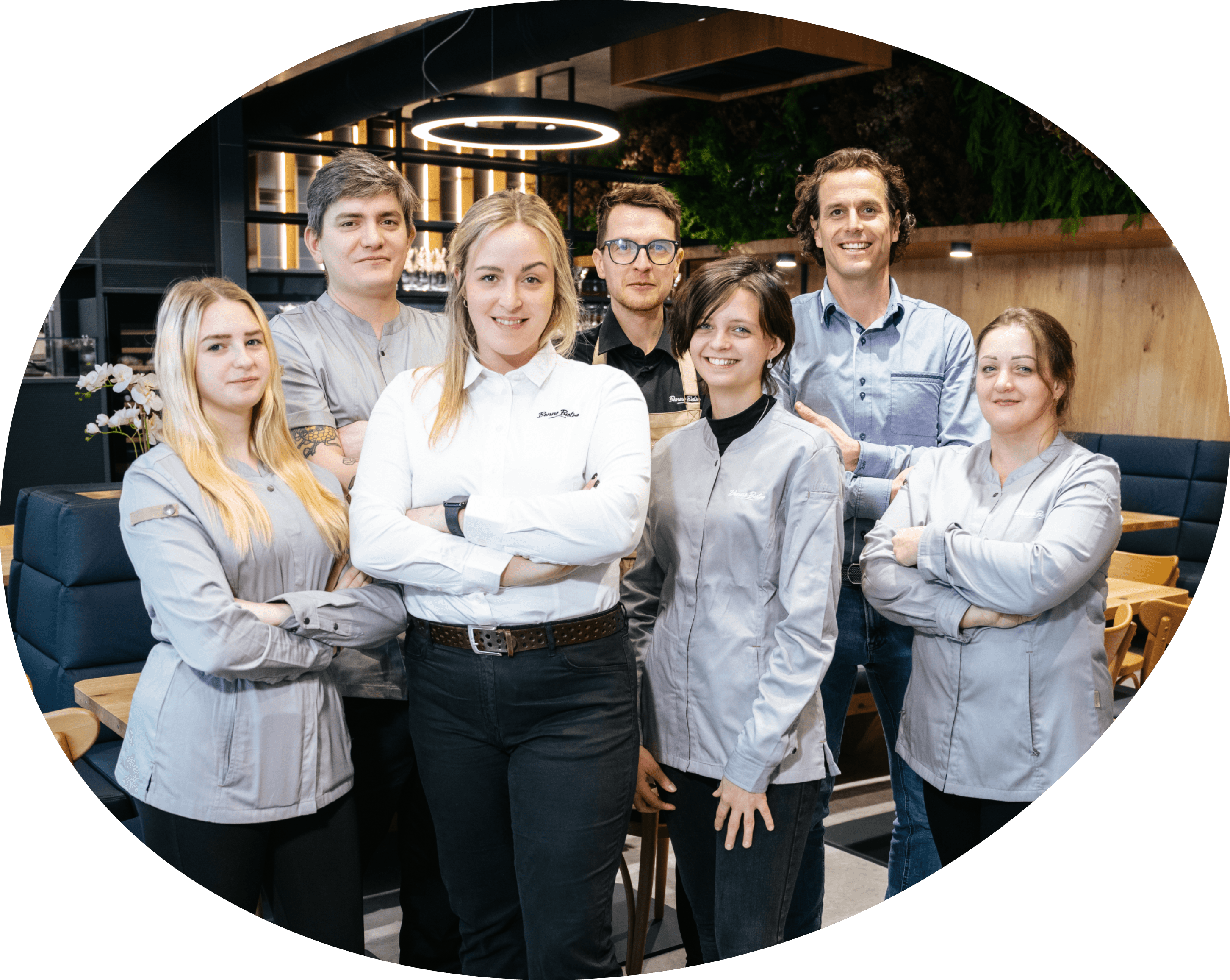 Usměvavý tým restaurace Benne Bistro ve svých pracovních uniformách.