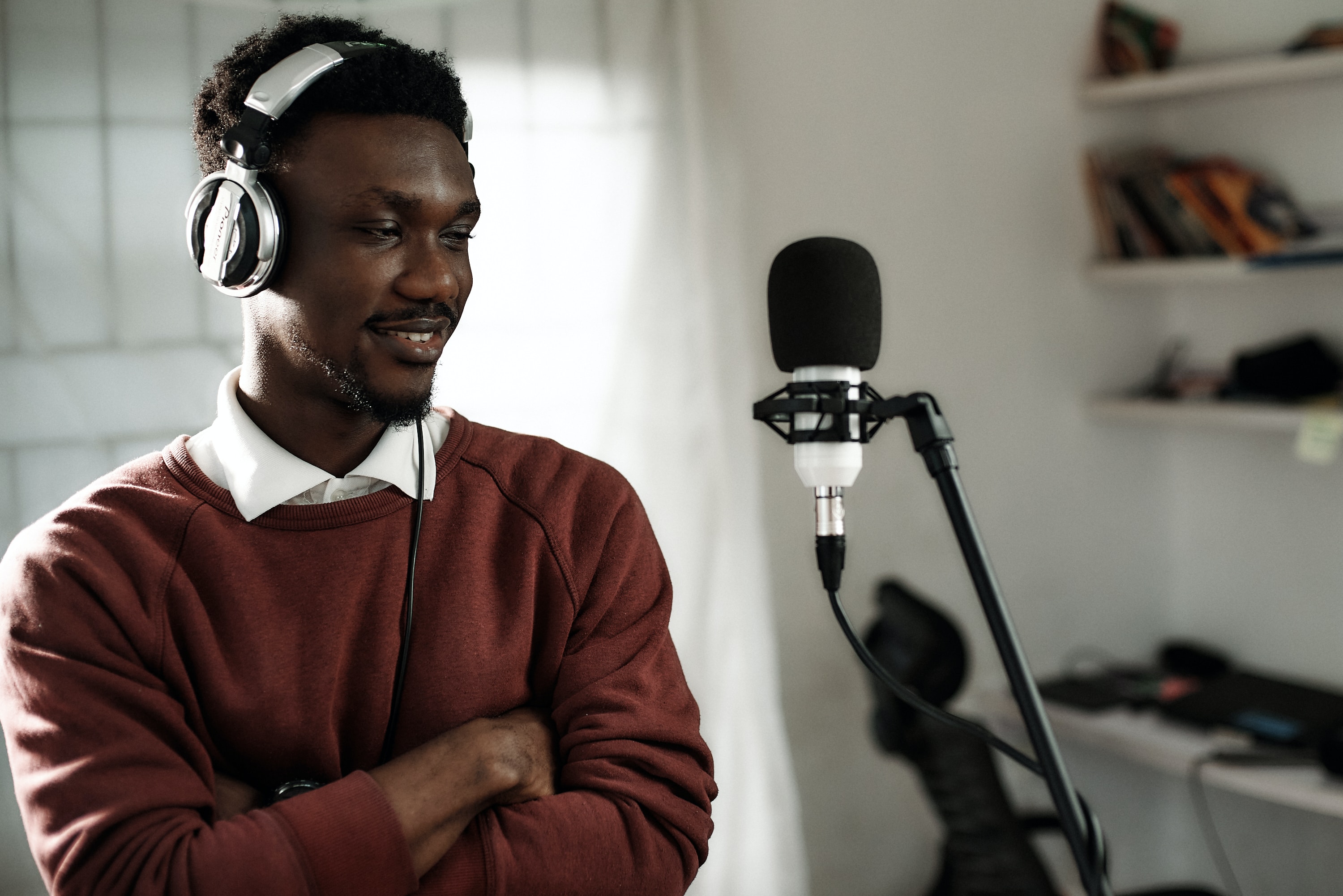 man looking at mic before recording music - Boomy AI vs Musicfy 