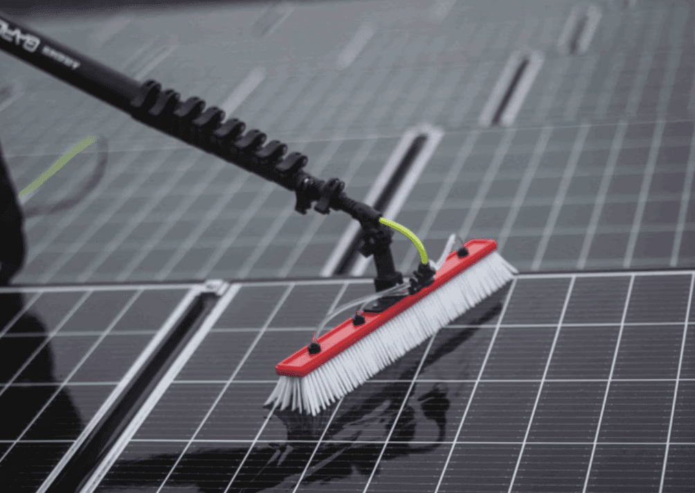 Osmose-Reinigung von Solarmodulen mit Wasser und Bürste für maximale Erträge – durchgeführt von DER SOLARWART.
