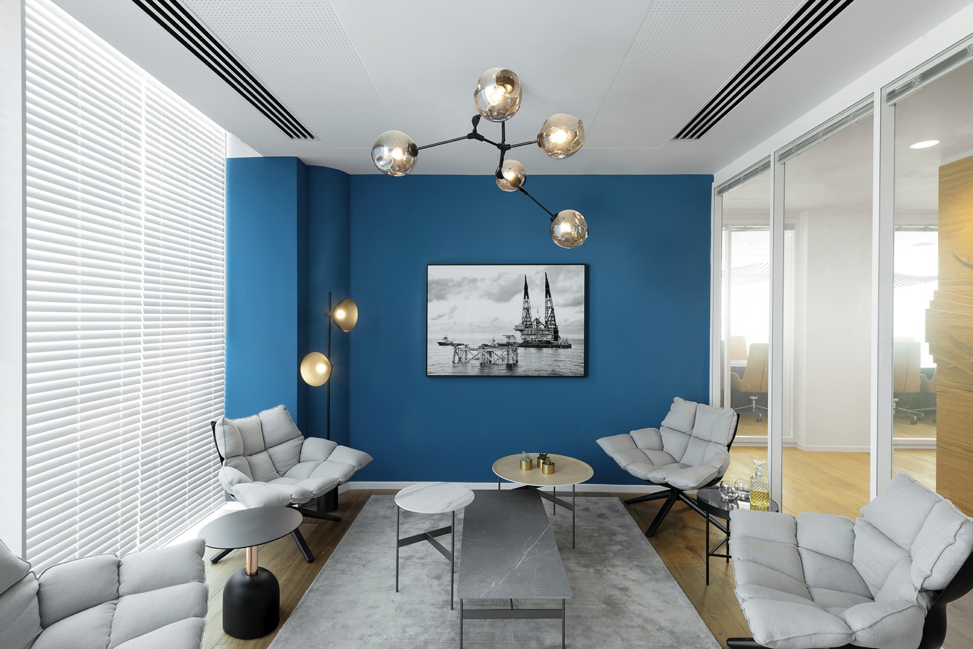 חדר ישיבות פרטי עם ריהוט ארגונומי ותקרה אקוסטית – פתרון עיצוב לחללים סגורים