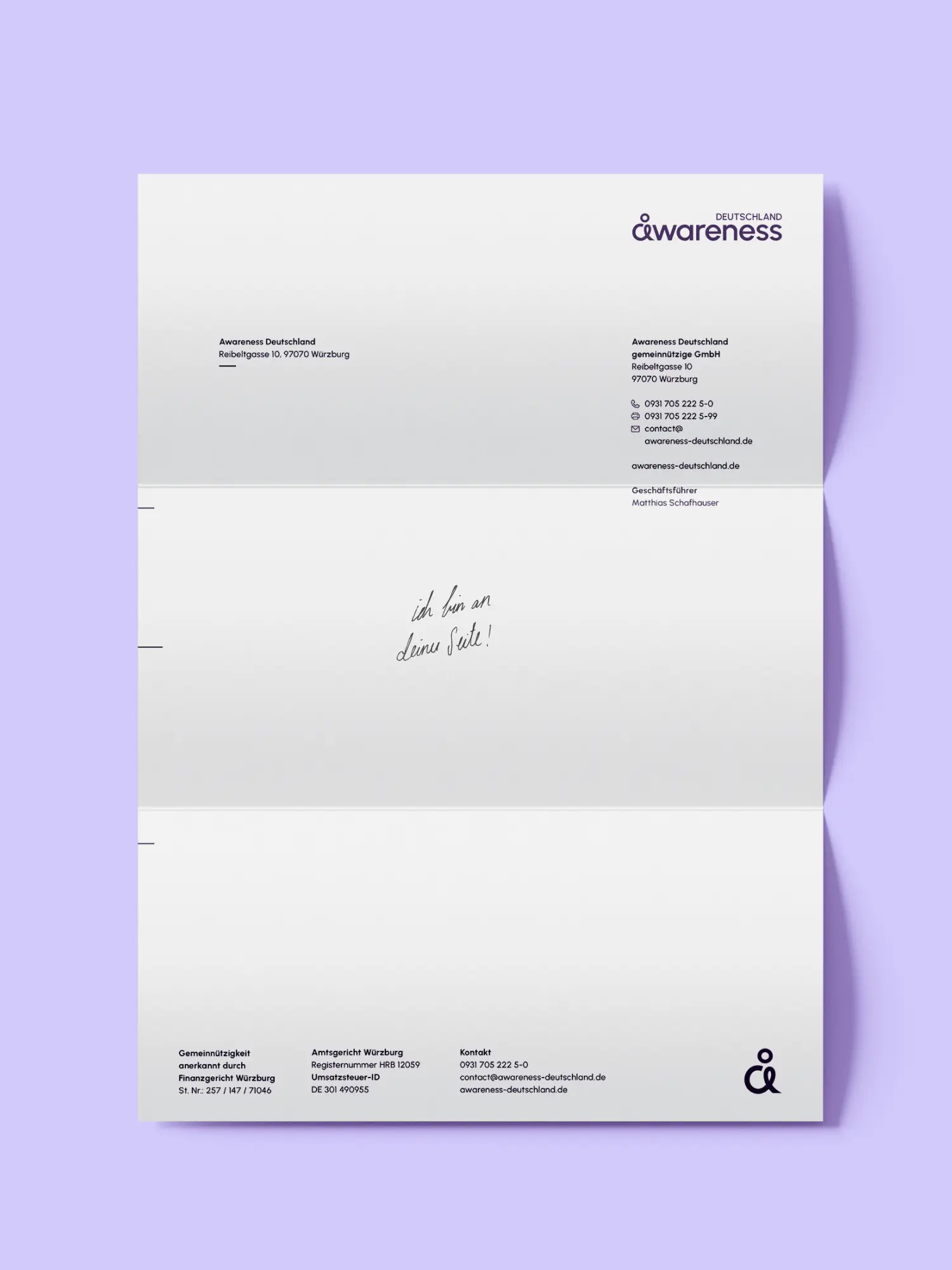 Briefpapier von Awareness Deutschland mit handschriftlicher Zeile „ich bin an deiner Seite!“ und Kontaktdaten der gemeinnützigen GmbH in Würzburg.