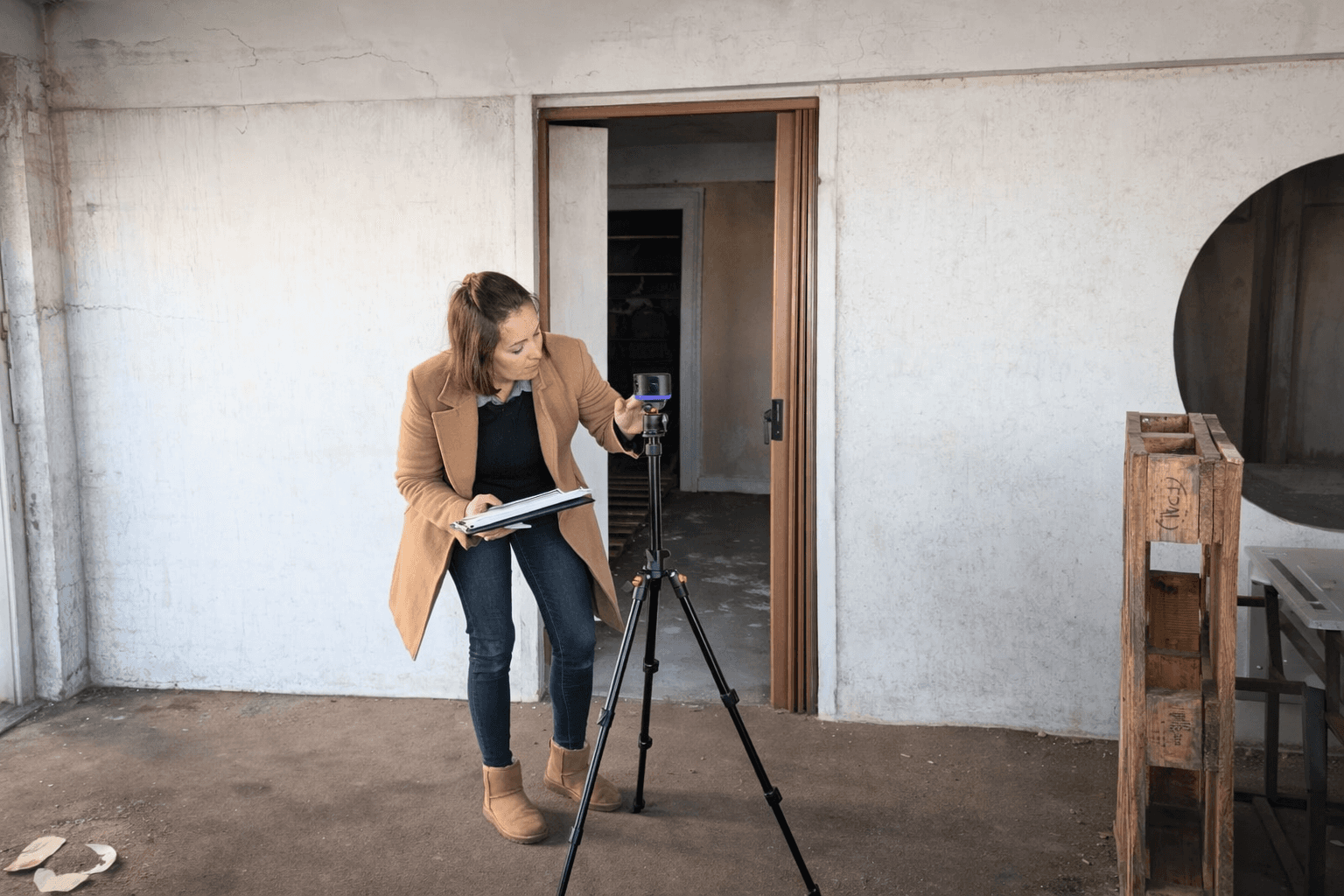 Architecte d'intérieur Eva Hostein en visite d'un local professionnel à Bordeaux, relevé de mesures sur site