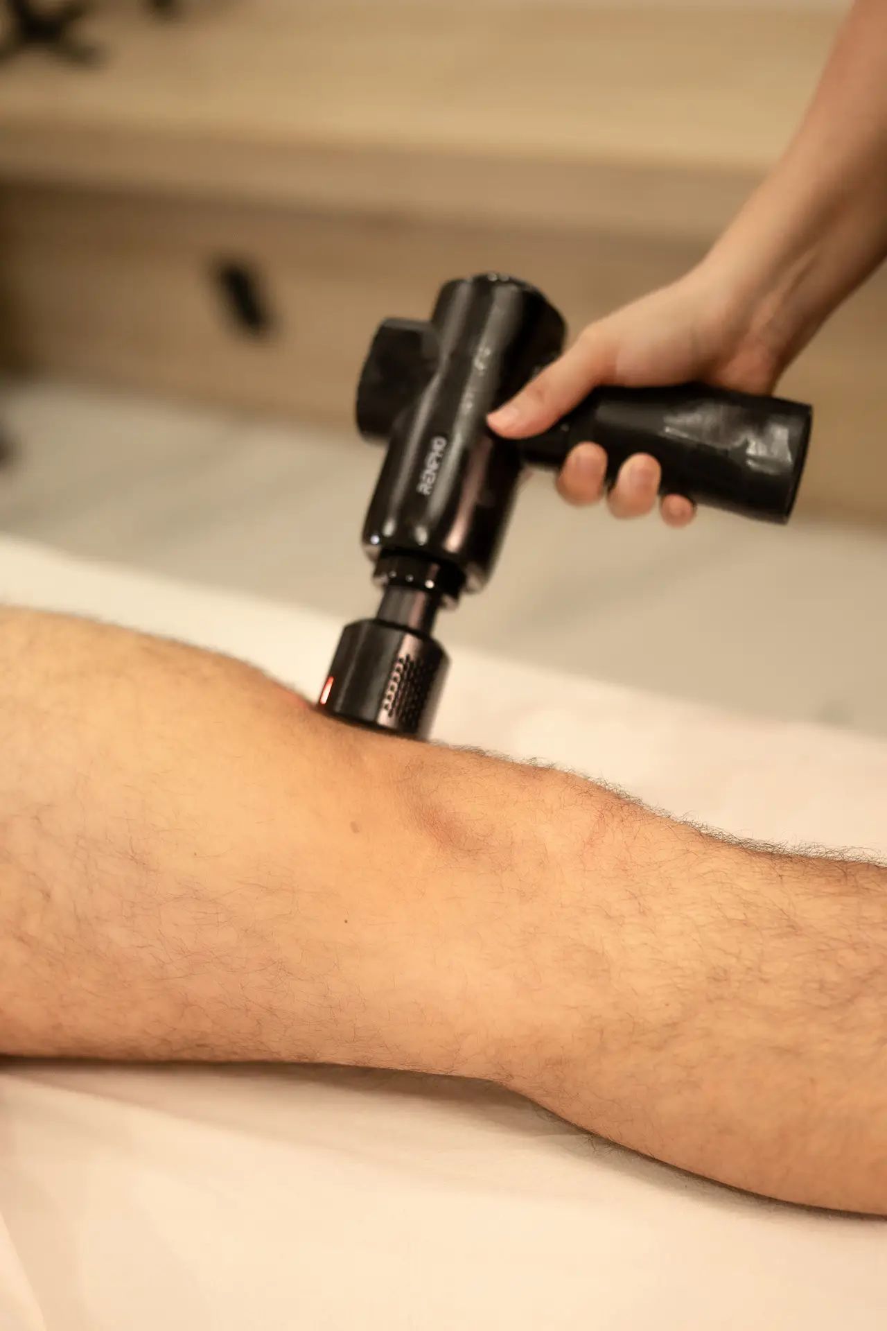 👉 Depilación láser diodo bikini brasileño en Zapopan – fisioterapeuta aplicando tecnología avanzada en piernas