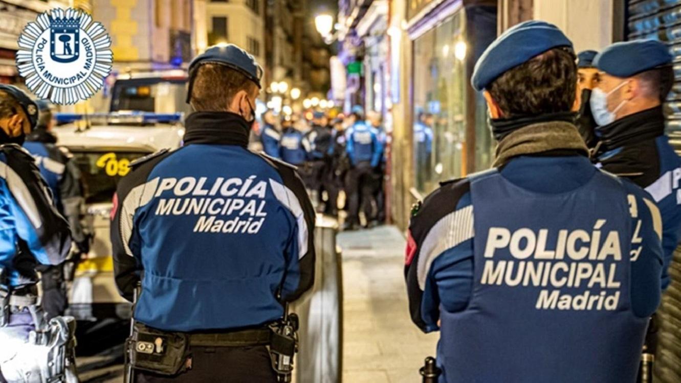 policías municipales de Madrid patrullando por la niche