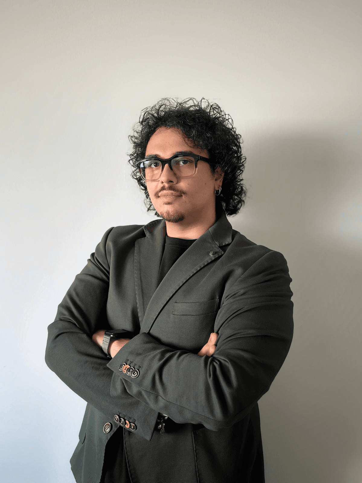 man in black crew neck shirt