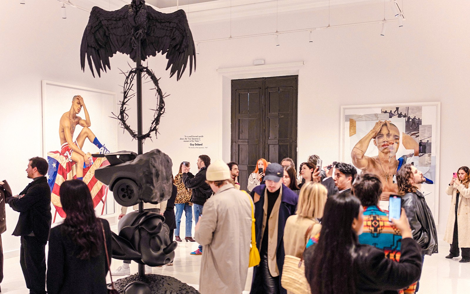 Exposición en el Moco Museum Barcelona con instalaciones de arte contemporáneo.