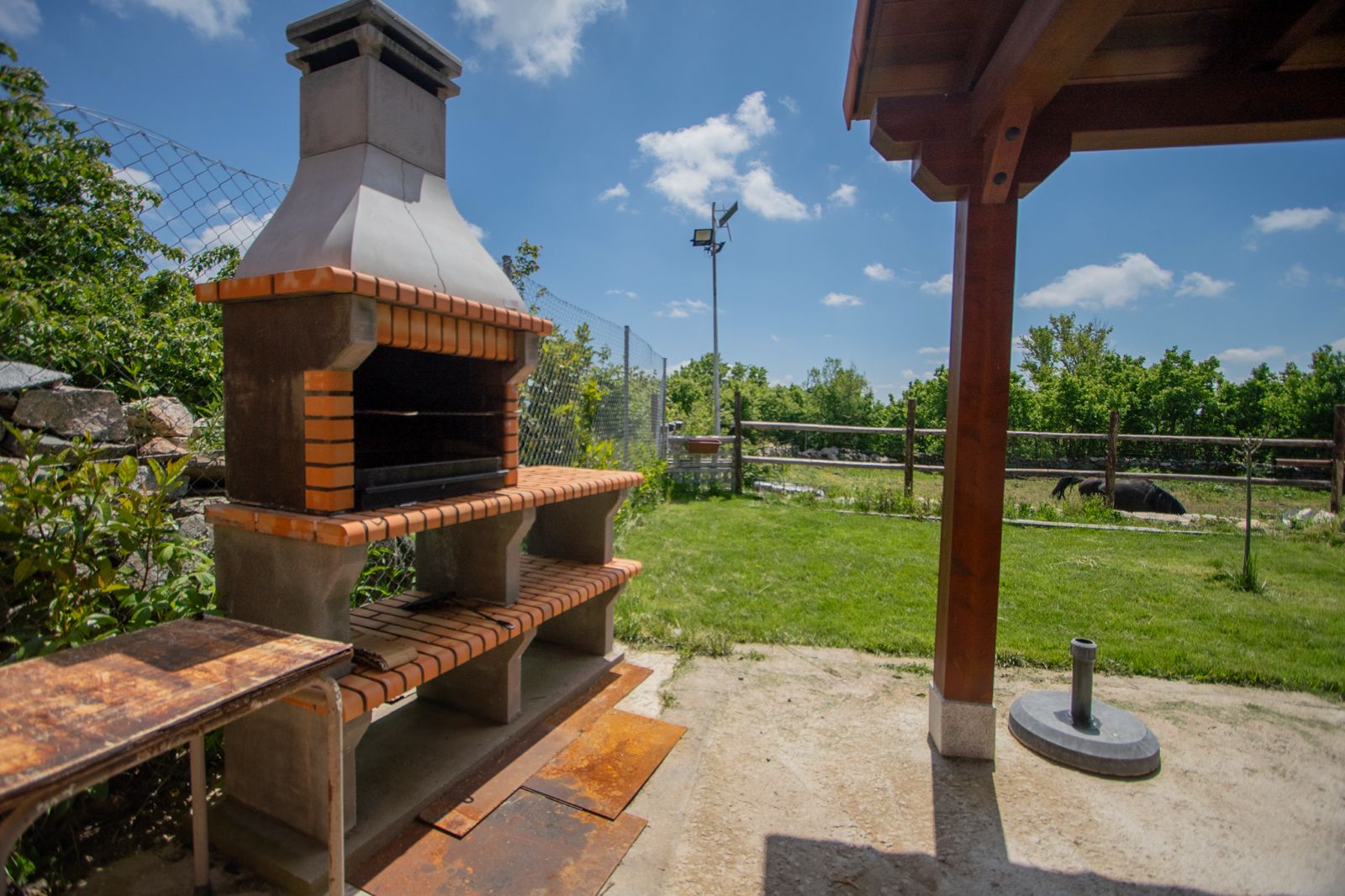 Zona de barbacoa en la huerta del curato casas rurales en avila