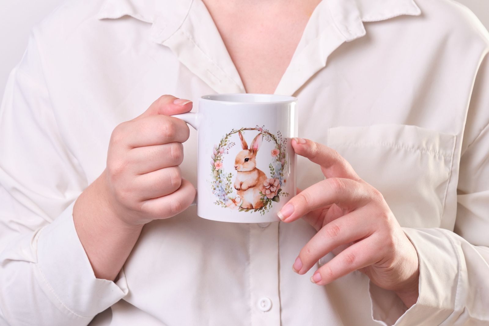 Pessoa segurando Fotolivro com foto em preto e branco de mãe beijando o filho recém-nascido, com o nome Pedro Henrique escrito na imagem