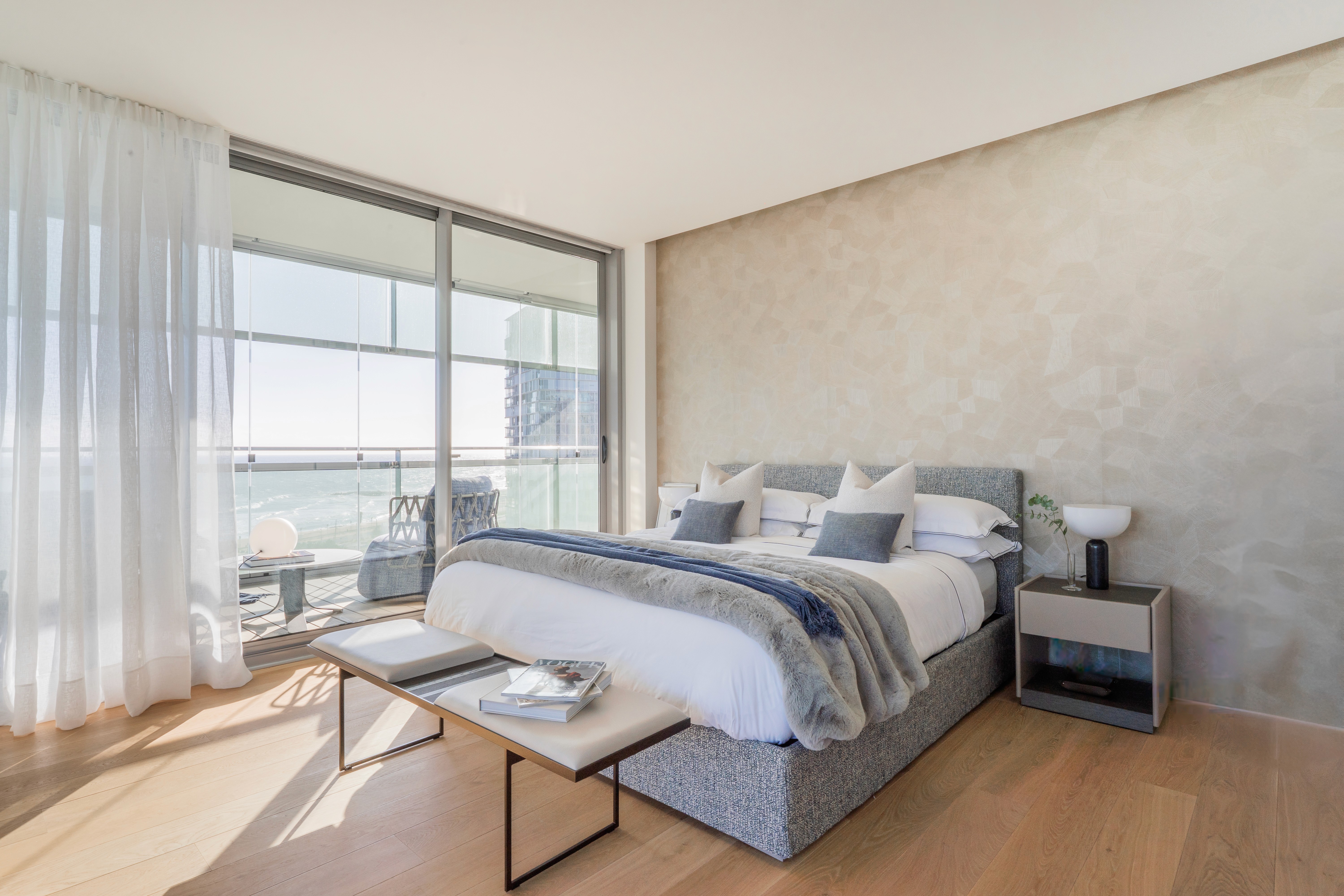 Dormitorio moderno con vistas al mar