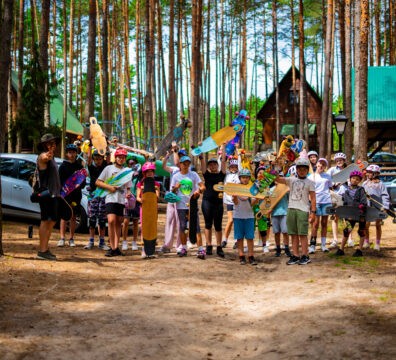 Zbliżenie na ręce fizjoterapełty masującego plecy kobiety