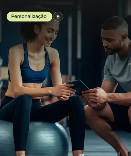 Aluna recebendo treino personalizado