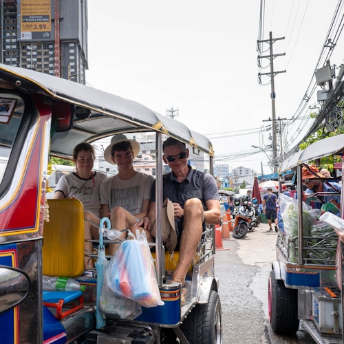 市場之後，我們將乘坐嘟嘟車前往河邊