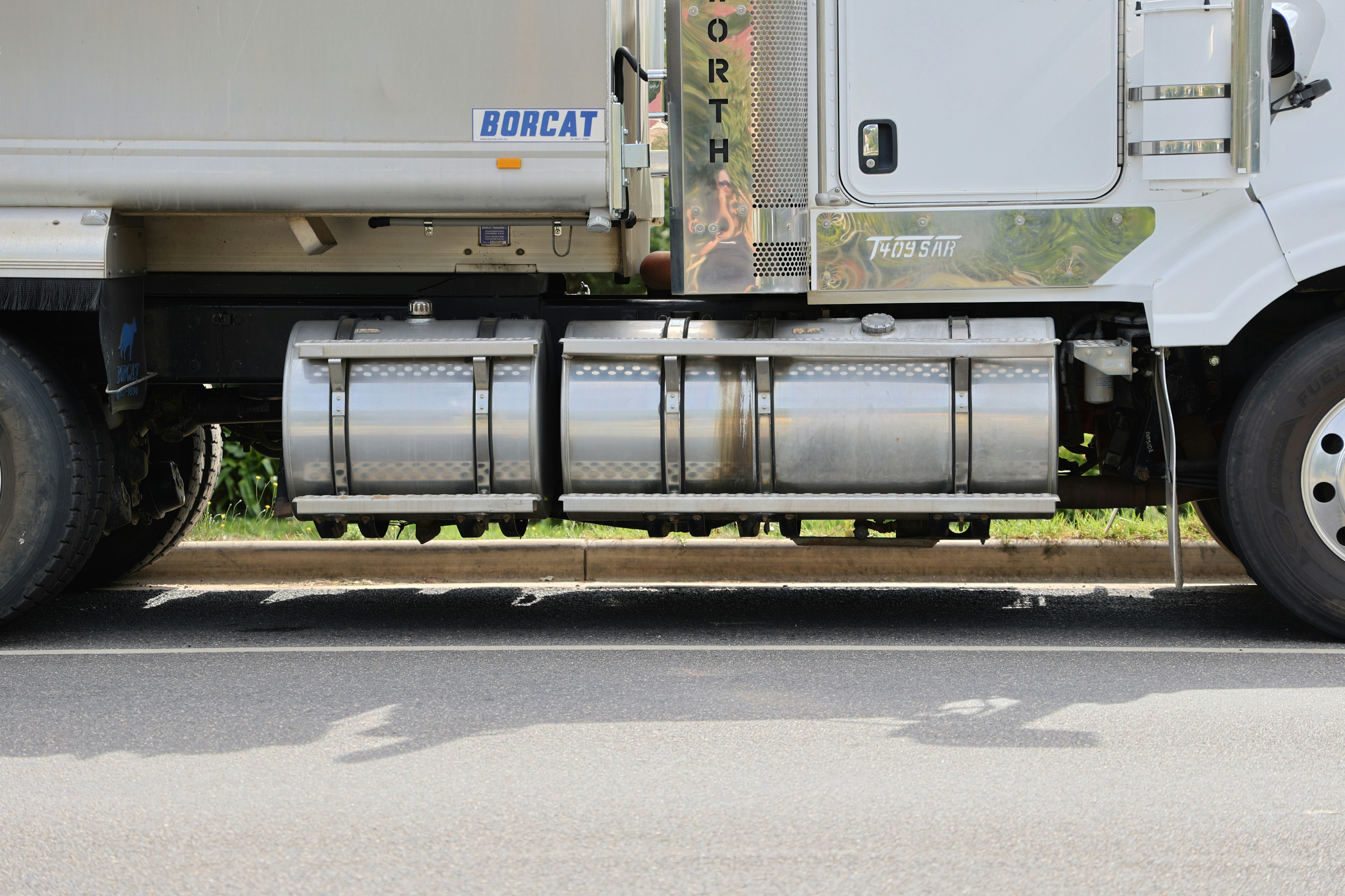a-white-semi-truck-parked-on-the-side-of-the-road - mj (unsplash)./pho