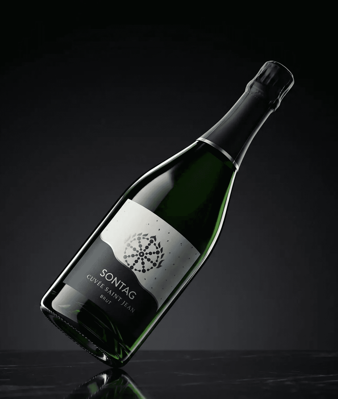 Une bouteille de cremant posé sur une surface en marbre