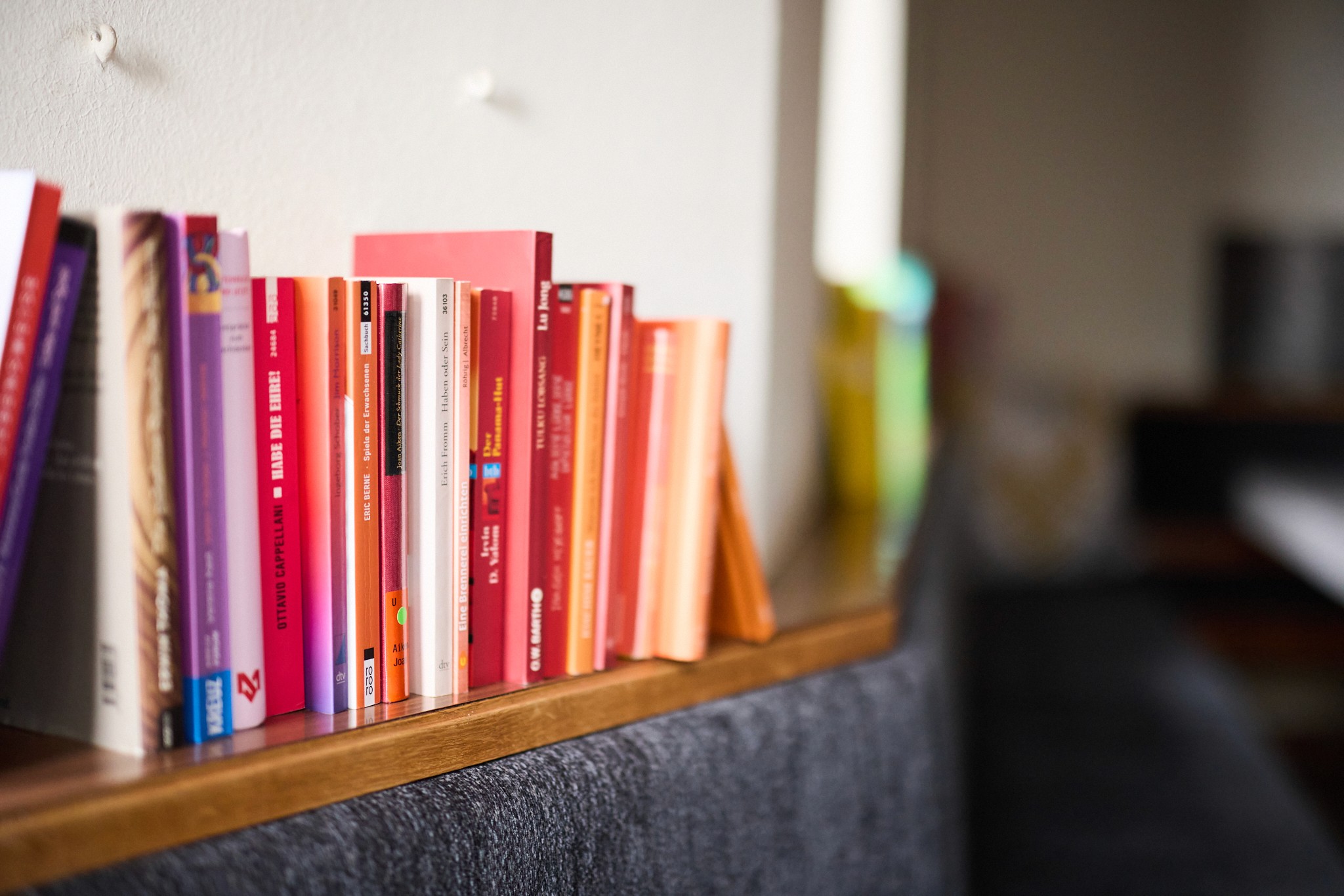 Bücher in Rottönen mit grauer Bank im Ofenstüberl