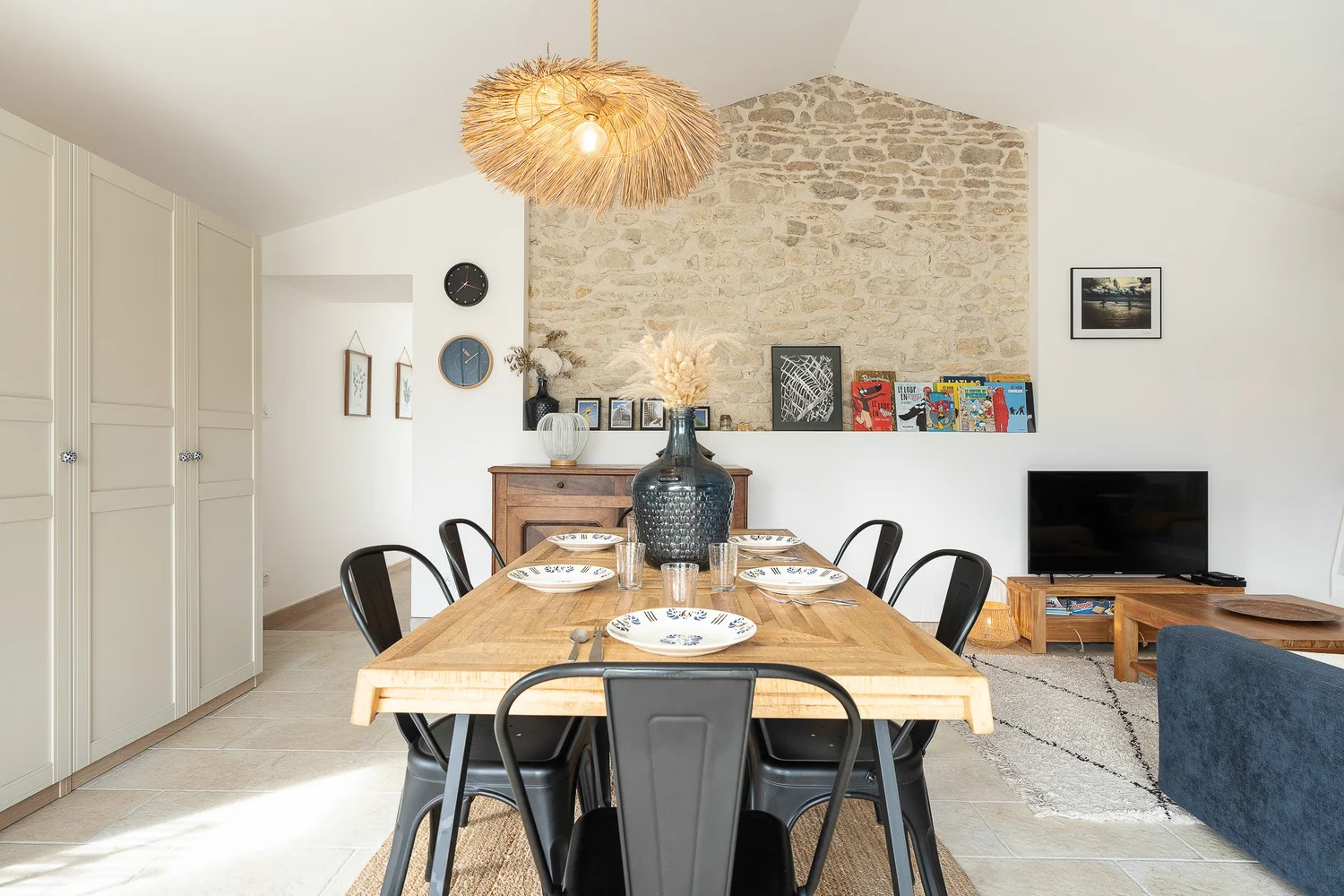 Photo d'une salle à manger, réalisée par Robin Masson, un photographe professionnel spécialisé en portrait, immobilier et voyage