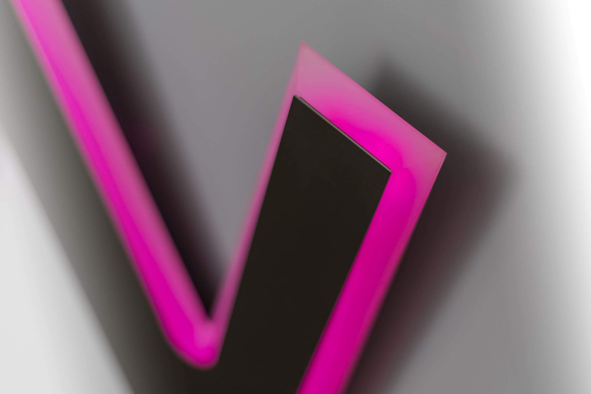 Moderní růžové 3D písmeno s černým vnitřkem