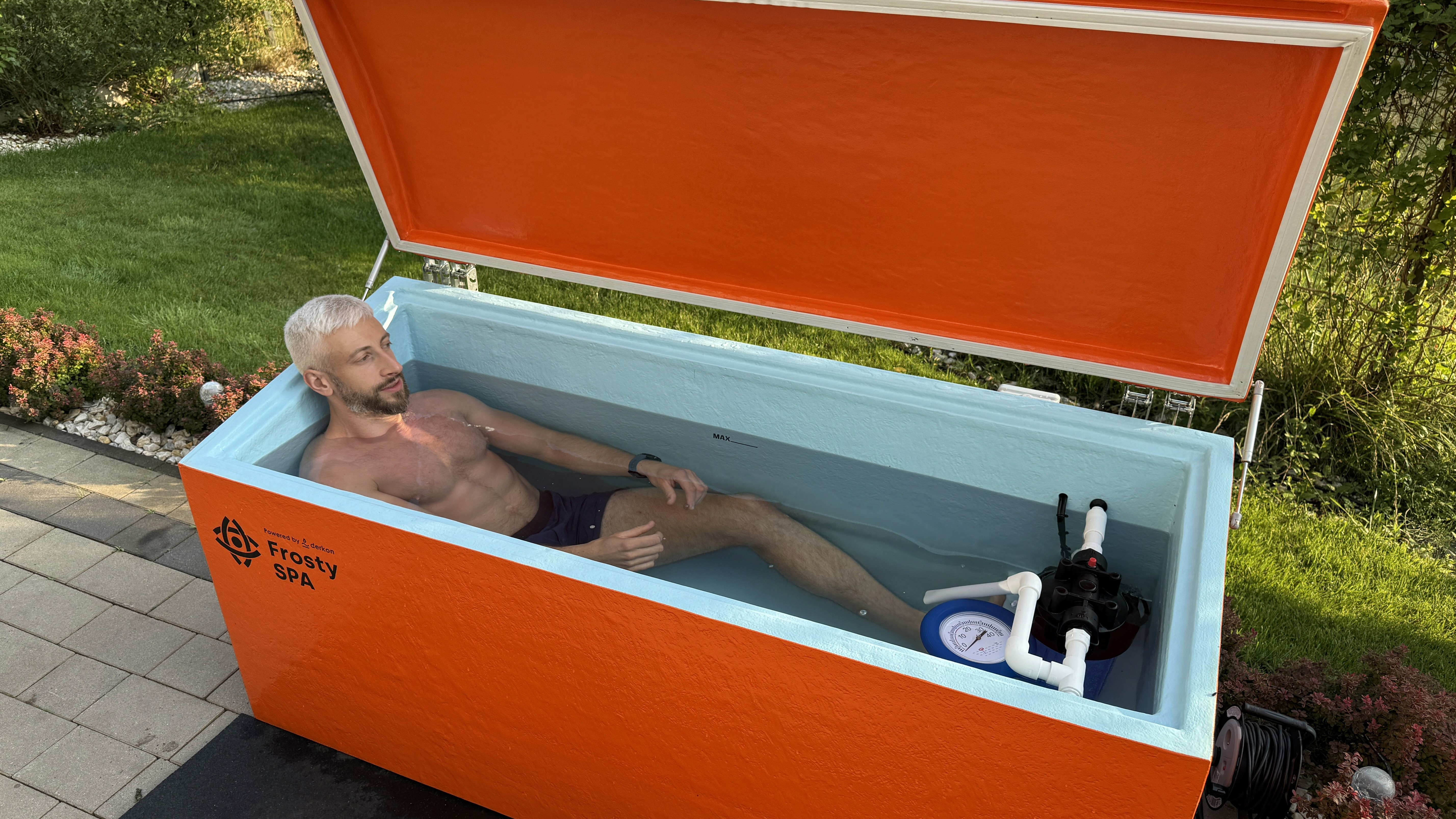 Trener personalny regeneruje sie w wannie do lodowych kapieli