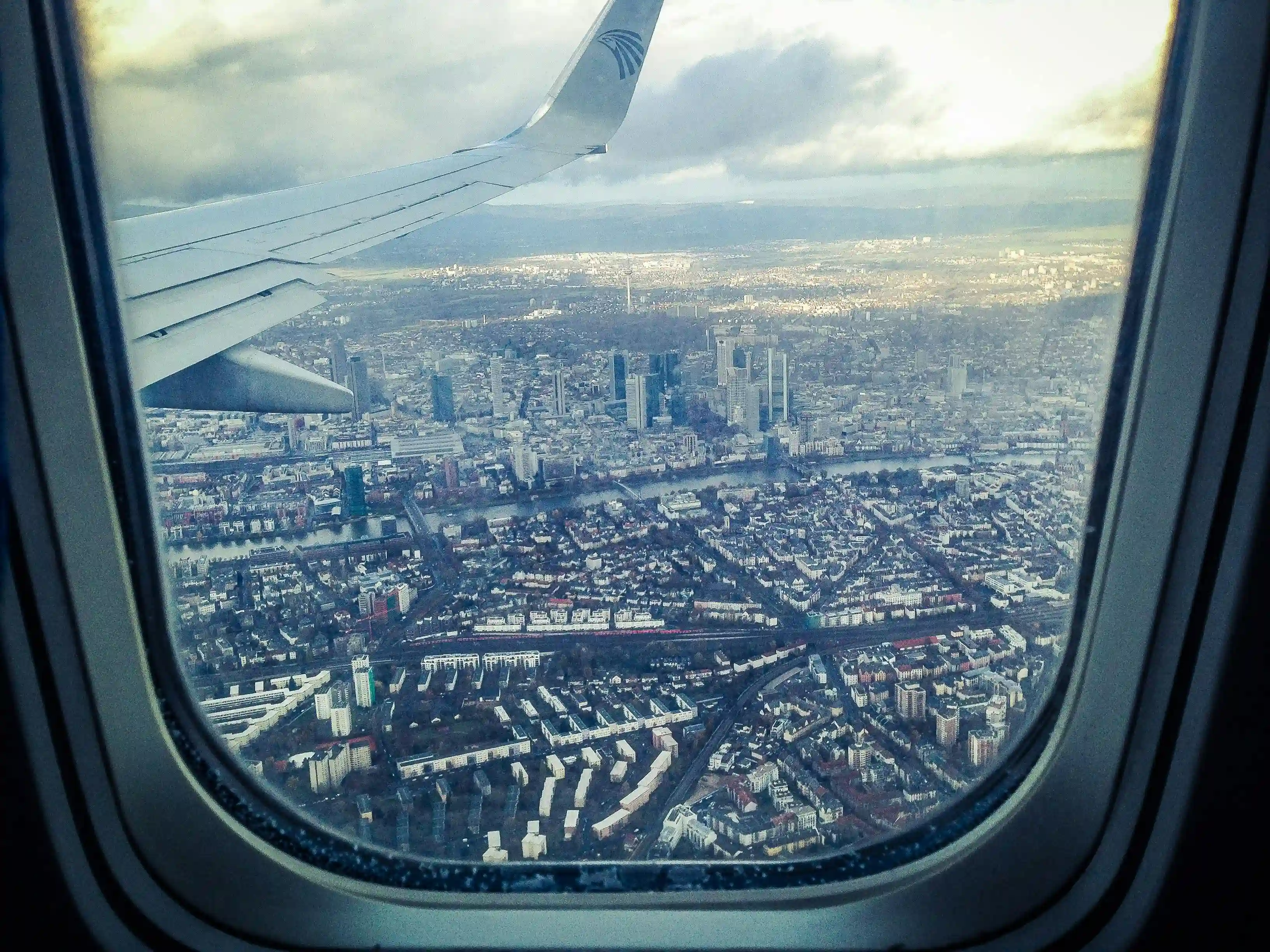 Bir uçağın camından Frankfurt manzarası