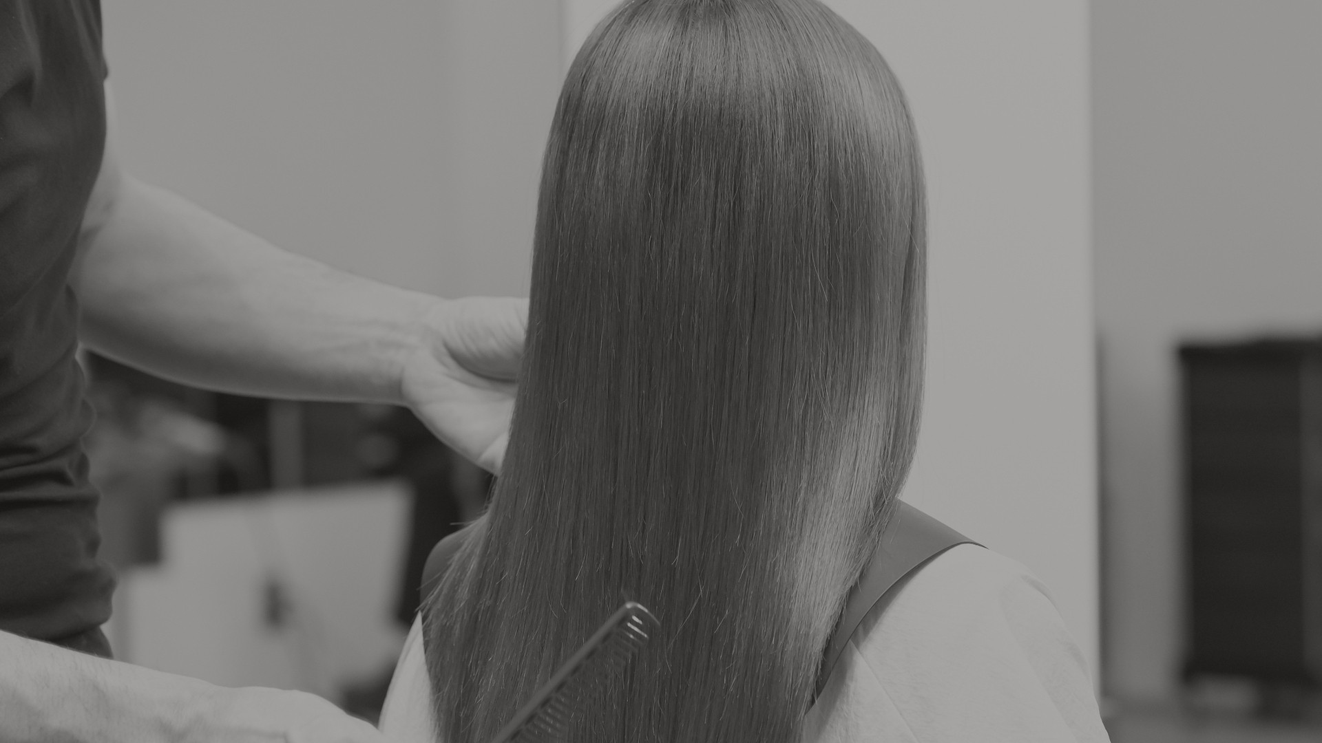長い髪を整えている様子