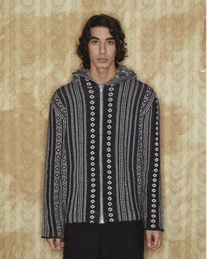 Dans le lookbook de la marque Danoise Another Aspect, le mannequin porte un costume gris et une chemise blanche