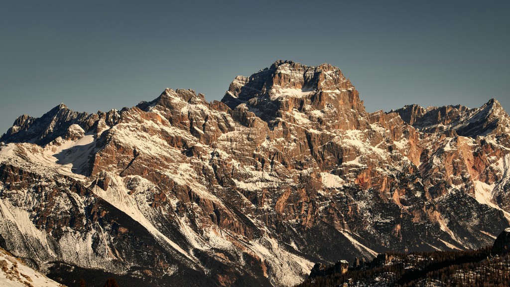 Cordilheira coberta de neve com vista panorâmica para trilhas de aventura