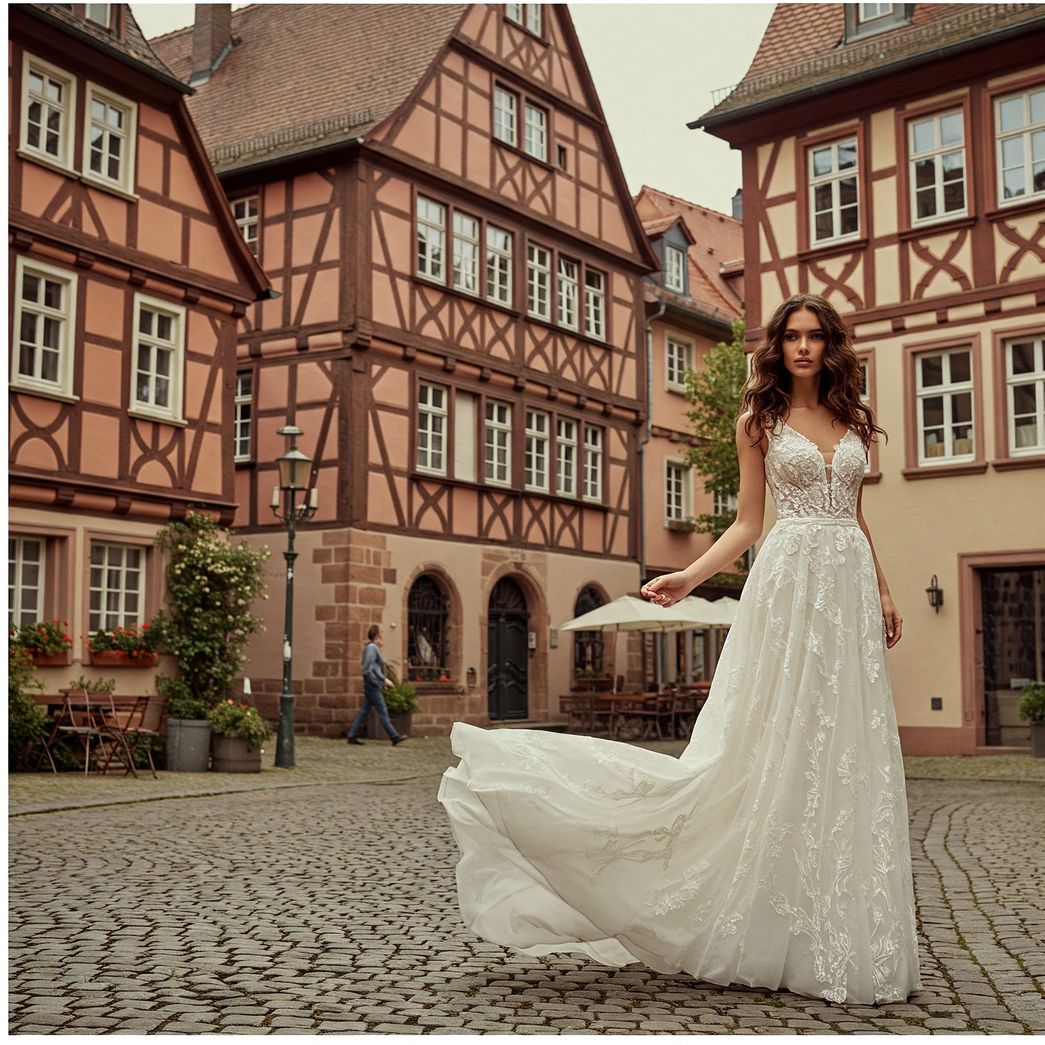 Ein elegantes Brautkleid wird vor der charmanten Kulisse einer deutschen Stadt in Szene gesetzt.