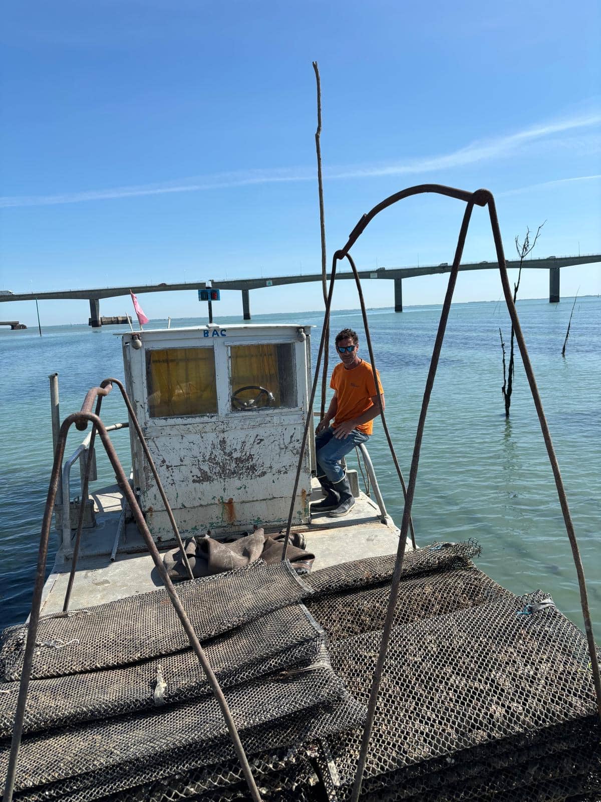 Ostréiculteur sur son bateau