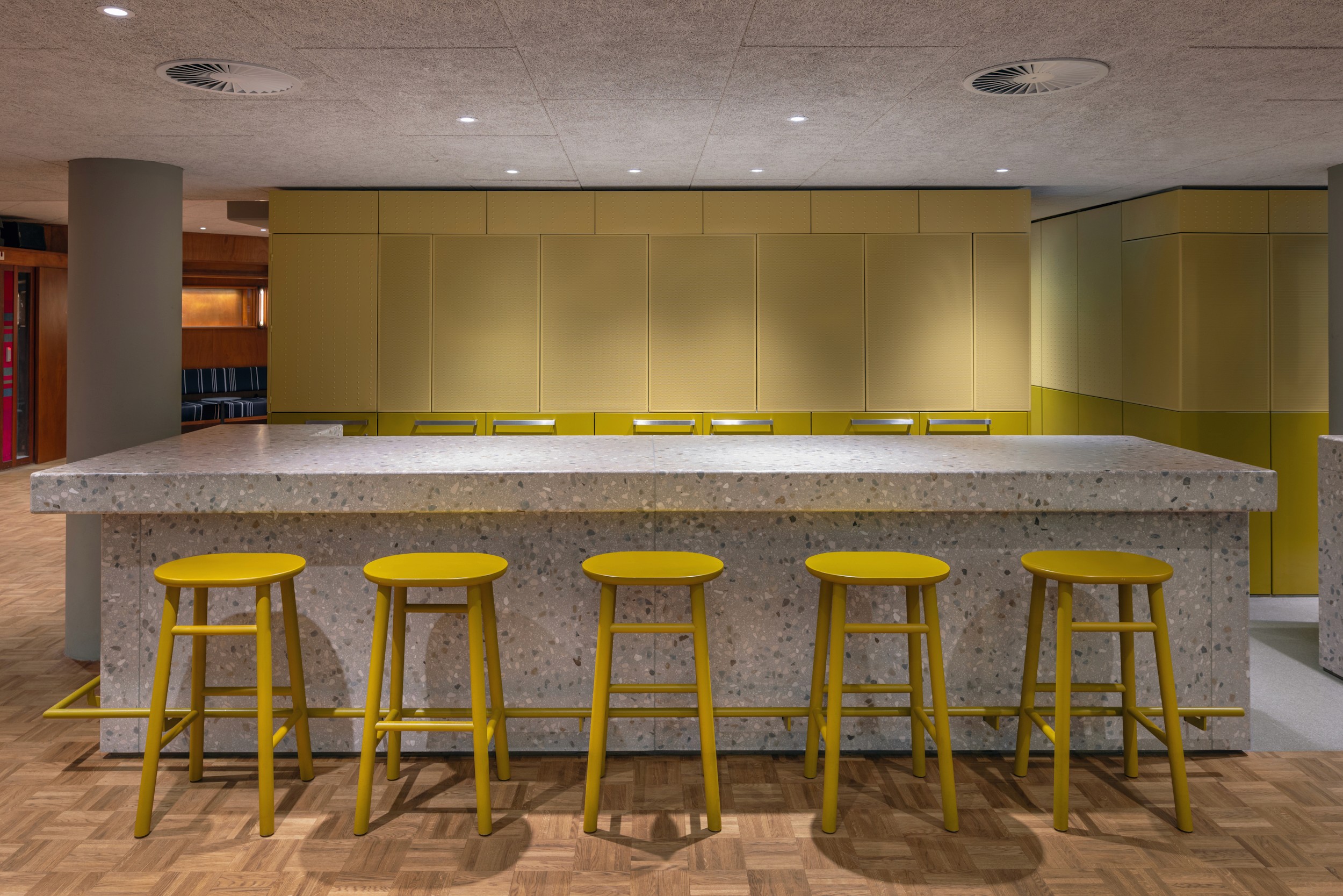 Foto van een bar met terrazzo tegels